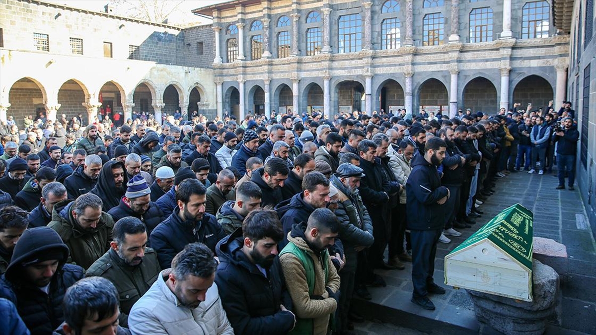 İstanbul'da bıçaklı saldırı sonucu hayatını kaybeden ve kentte "Filozof Ramazan"