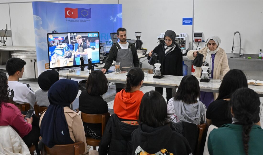 İzmir'de, dezavantajlı bölgelerde yaşayan gençlerin meslek sahibi olmaları için hazırlanan