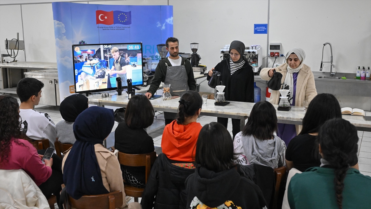İzmir'de, dezavantajlı bölgelerde yaşayan gençlerin meslek sahibi olmaları için hazırlanan