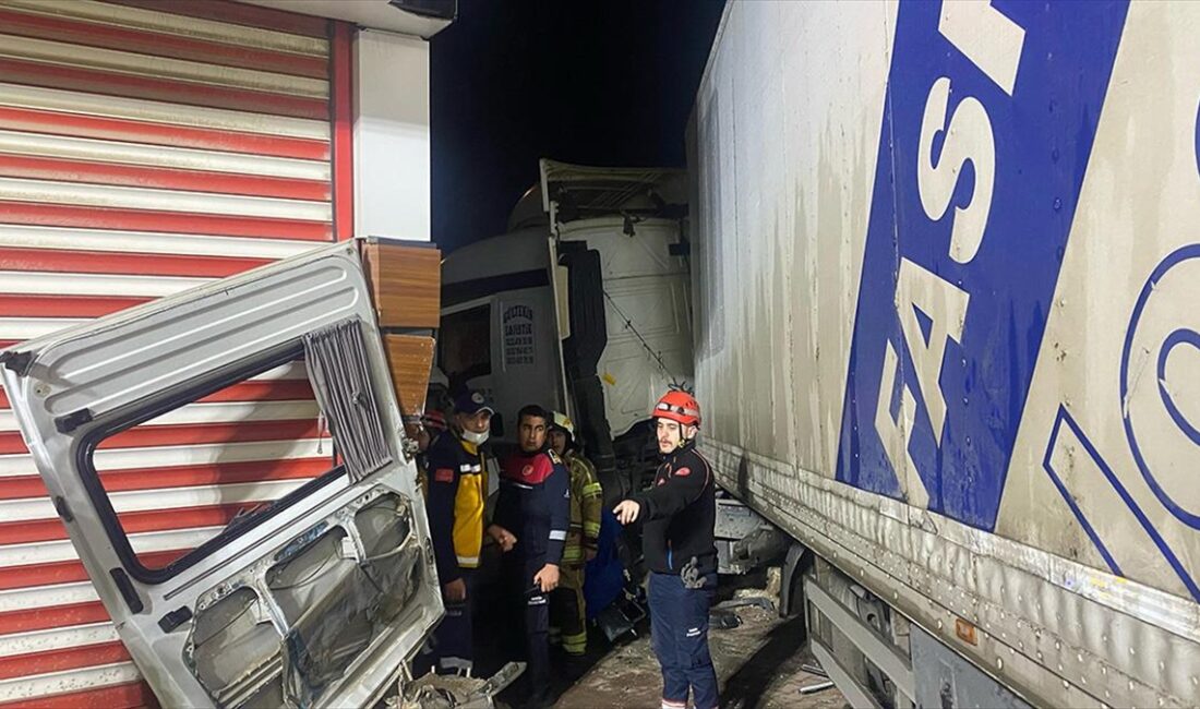 Olay yerine polis, sağlık ve itfaiye ekipleri sevk edildi. Ekipler,