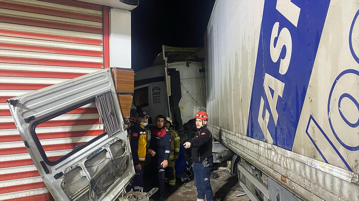 Olay yerine polis, sağlık ve itfaiye ekipleri sevk edildi. Ekipler,