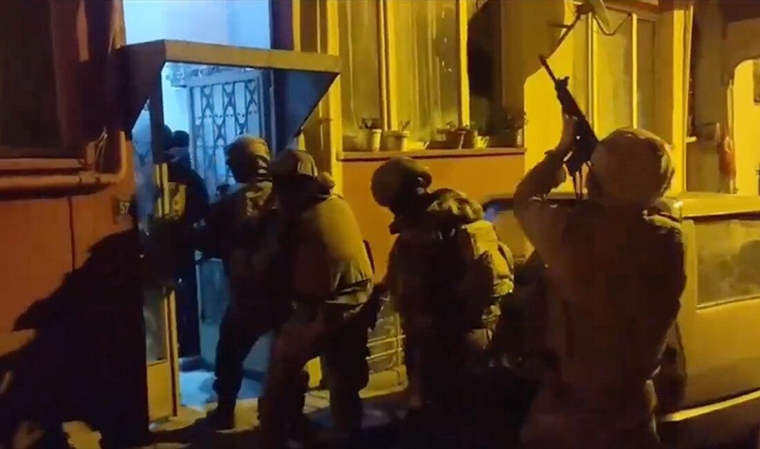 İçişleri Bakanı Ali Yerlikaya, Balıkesir'de gerçekleştirilen "Kafes-34" operasyonunda, elebaşılığını Gökhan