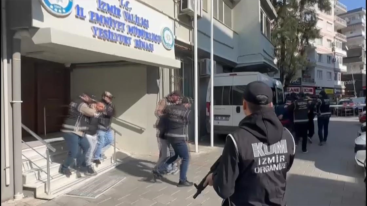 Suç örgütlerine yönelik düzenlenen Kafes-41 operasyonunun İzmir ayağında gözaltına alınan