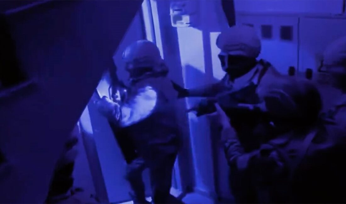 “Kafes-42” operasyonunda organize suç örgütü üyesi 12 şüpheli yakalandı İçişleri Bakanı Ali Yerlikaya, "Kafes-42" operasyonu kapsamında elebaşılığını kırmızı bültenle