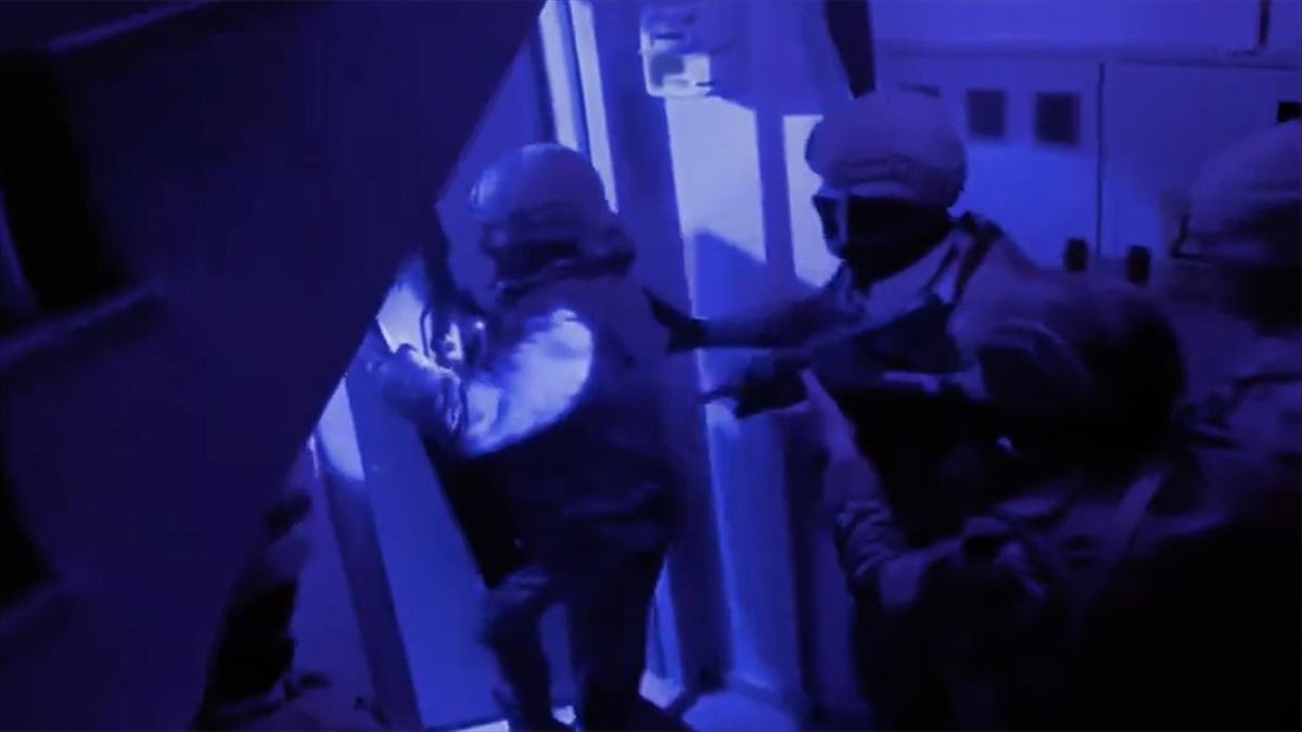 İçişleri Bakanı Ali Yerlikaya, "Kafes-42" operasyonu kapsamında elebaşılığını kırmızı bültenle