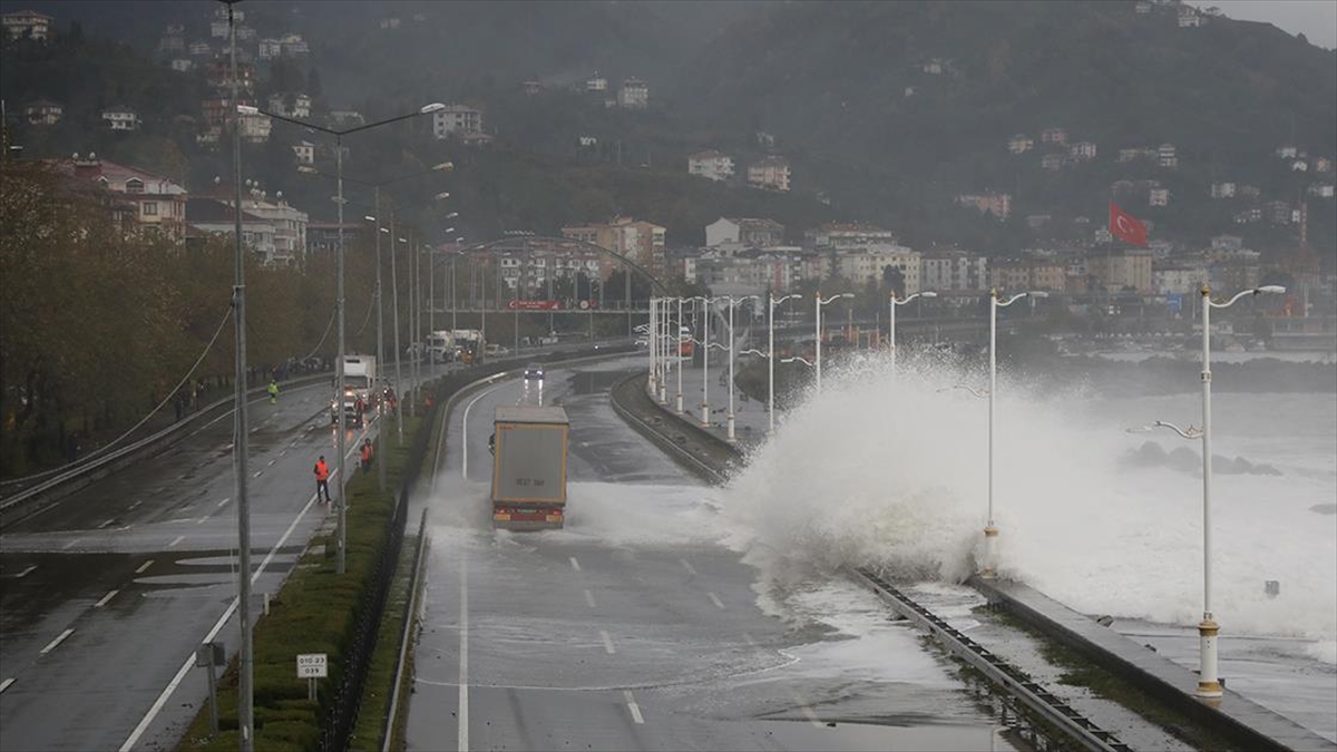 Karadeniz için fırtına uyarısında bulunuldu.