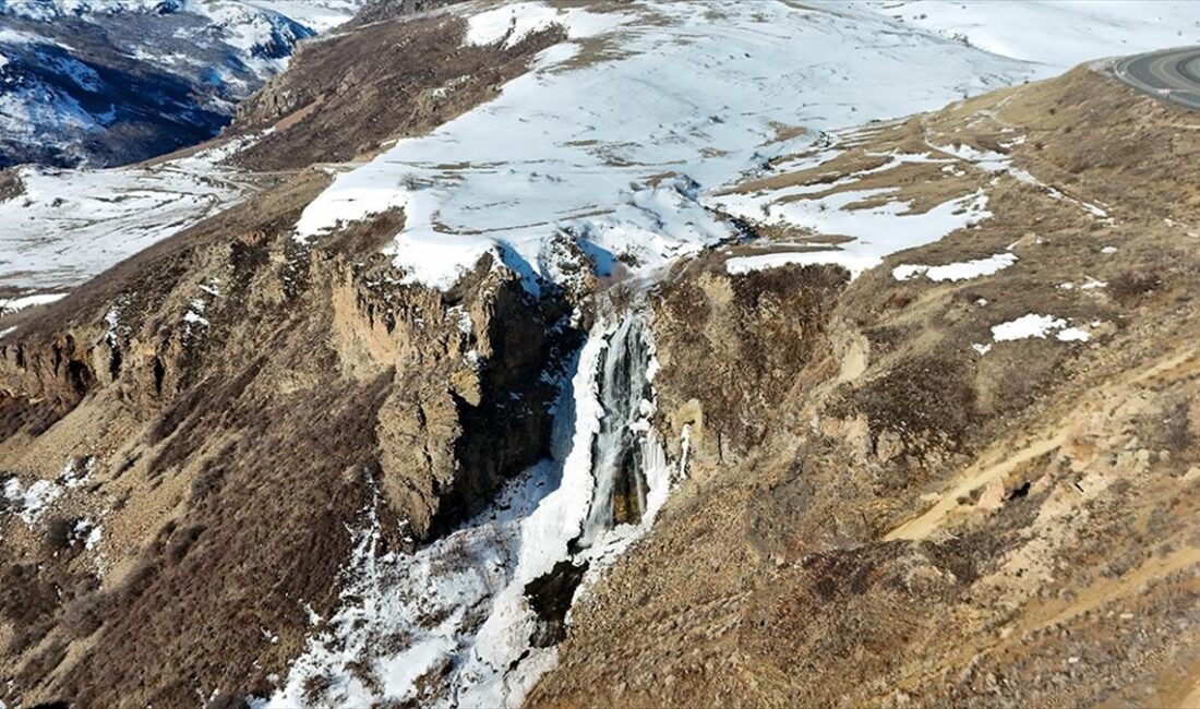 Kars'ta etkili olan soğuk hava nedeniyle Susuz Şelalesi'nin büyük bir