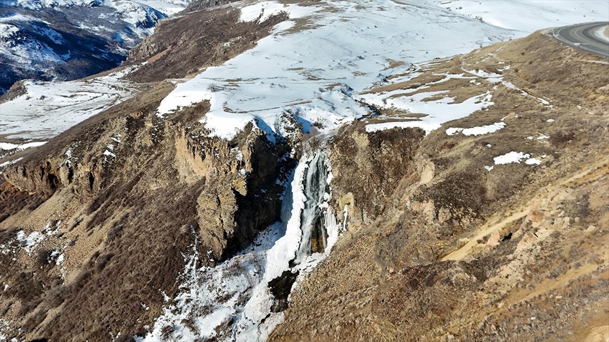 Kars'ta etkili olan soğuk hava nedeniyle Susuz Şelalesi'nin büyük bir