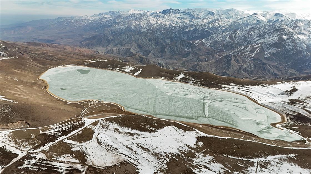 Kars'ın Kağızman ilçesinde, Aras Vadisi'nin kuzeyindeki dağlar arasında bulunan Deniz