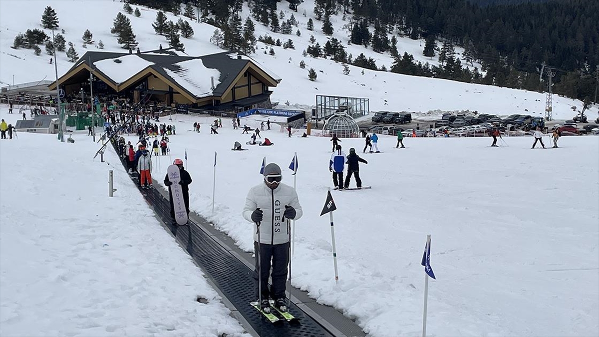 Türkiye'nin önemli kış turizm merkezlerinden Kartalkaya Kayak Merkezi, tatilcilerin akınına