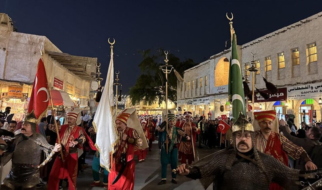Katar'ın başkenti Doha'daki tarihi Suk Vakıf Meydanı'nda mehteran takımının verdiği