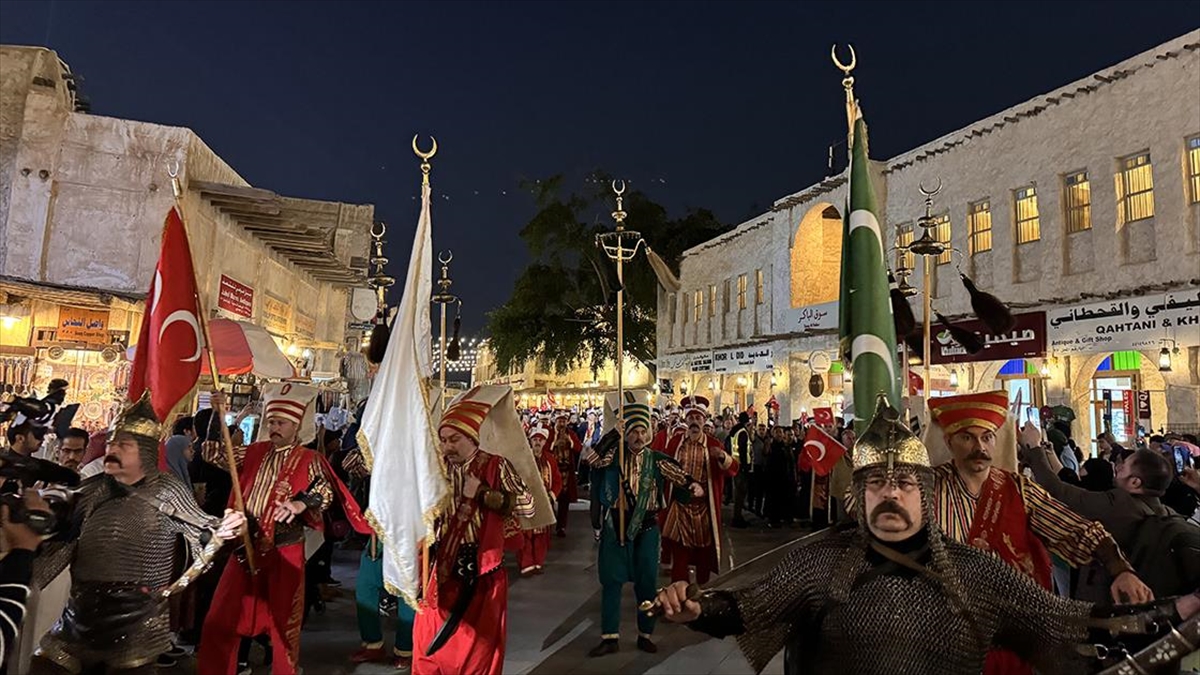 Katar'ın başkenti Doha'daki tarihi Suk Vakıf Meydanı'nda mehteran takımının verdiği