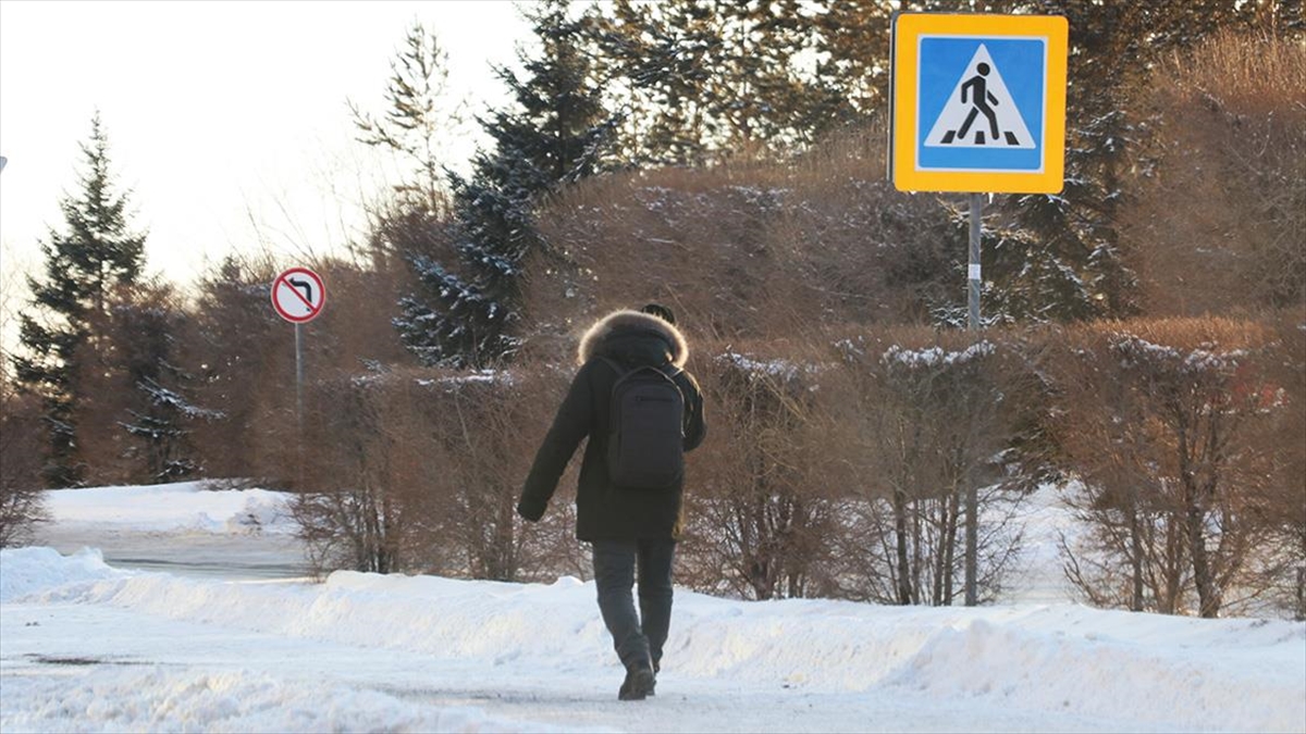 Kazakistan’da dondurucu soğuklar nedeniyle başkent Astana dahil birçok bölgede okullar