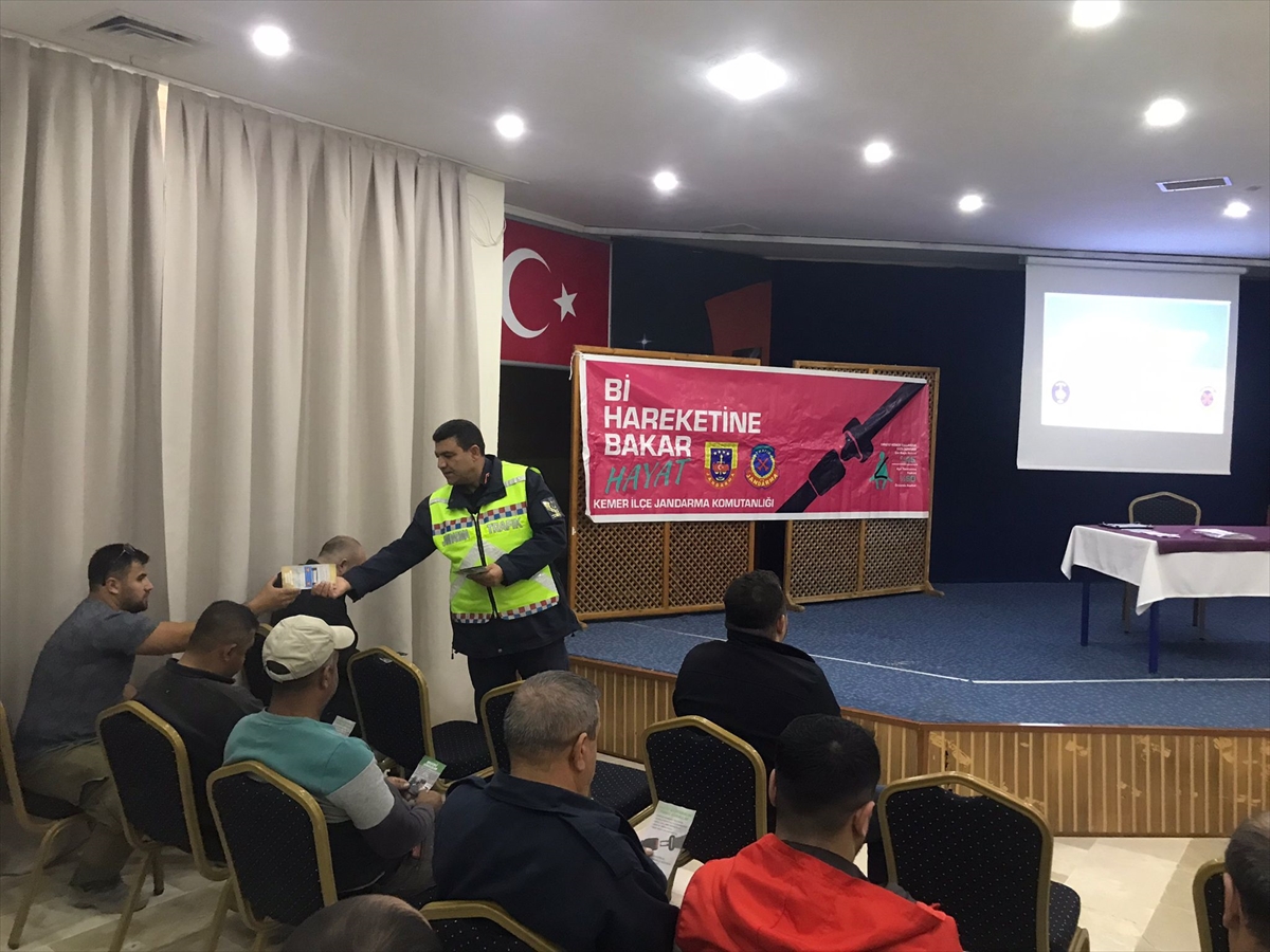 Kemer'de ağır tonajlı araç sürücülerine eğitim verildi