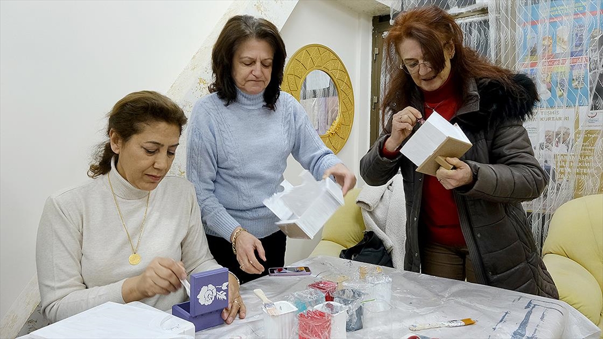 Kırklareli'nde kanser hastası ve hasta yakını 20 kadın, ahşap boyama