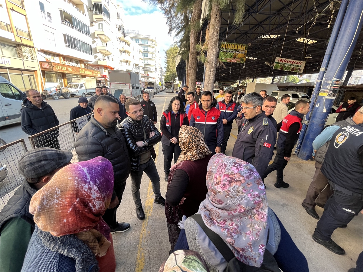 Kumluca'da pazarcılarla zabıta arasında gerginlik yaşandı