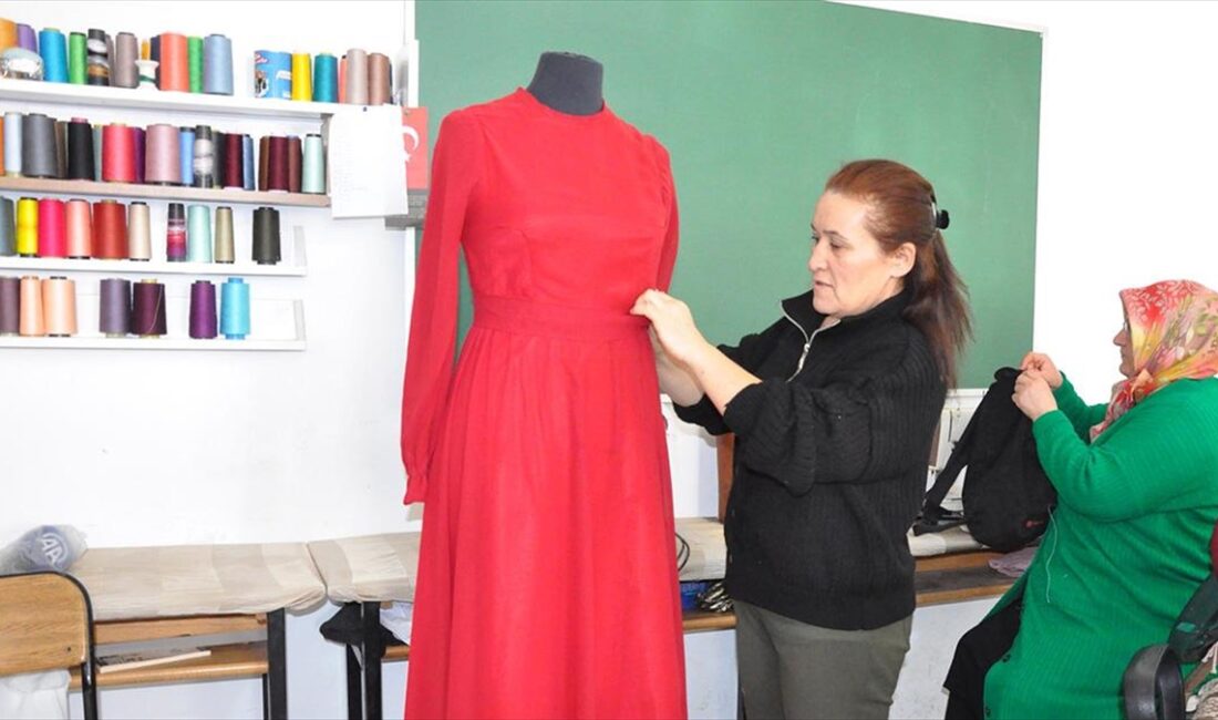 Yozgatlı kadınlar, eski giysi ve kumaşlardan yeni kıyafet, çanta ve