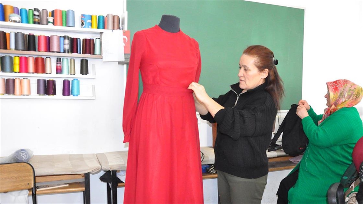 Yozgatlı kadınlar, eski giysi ve kumaşlardan yeni kıyafet, çanta ve