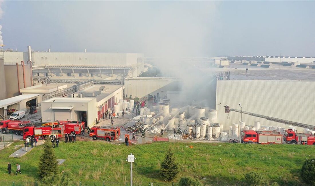 Manisa Organize Sanayi Bölgesi'nde bir fabrikada çıkan yangına müdahale ediliyor.