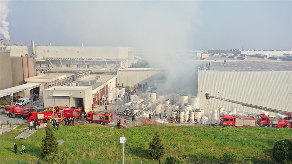 Manisa Organize Sanayi Bölgesi'nde bir fabrikada çıkan yangına müdahale ediliyor.