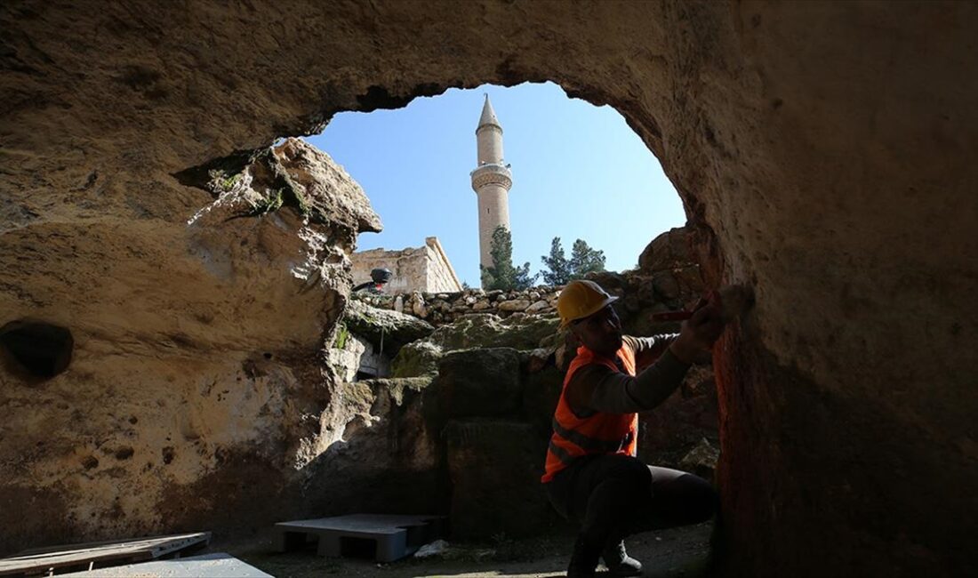 Mardin'in Midyat ilçesinde, içinde ibadethane, silo, su kuyuları, barınma, şırahane,