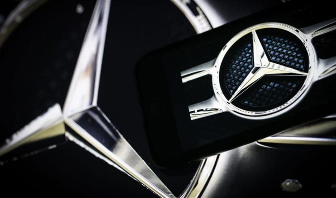 Alman otomobil üreticisi Mercedes-Benz'in, potansiyel yangın riski nedeniyle dünya genelinde