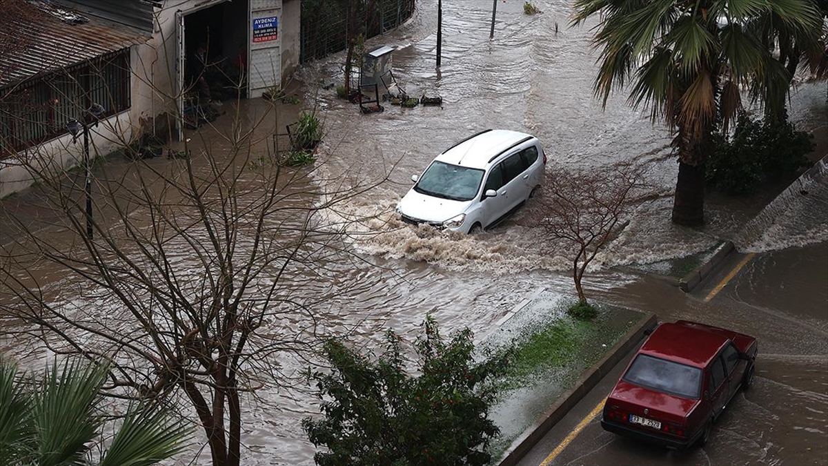 Mersin’de sağanak ve dolu etkili oldu