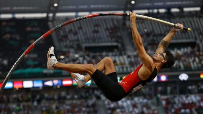 Fransa'da düzenlenen Perche en Or yarışmasında mücadele eden milli atlet