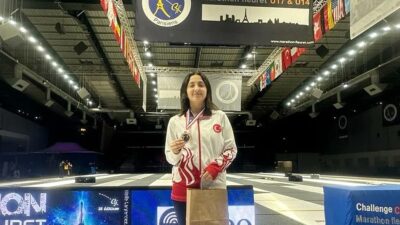 Milli eskrimci Ada Küfeciler, Fransa'da düzenlenen Maraton Flöre 14 Yaş