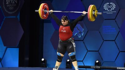 Bulgaristan'da düzenlenen Avrupa Halter Şampiyonası'nda kadınlar +87 kiloda Fatmagül Çevik,