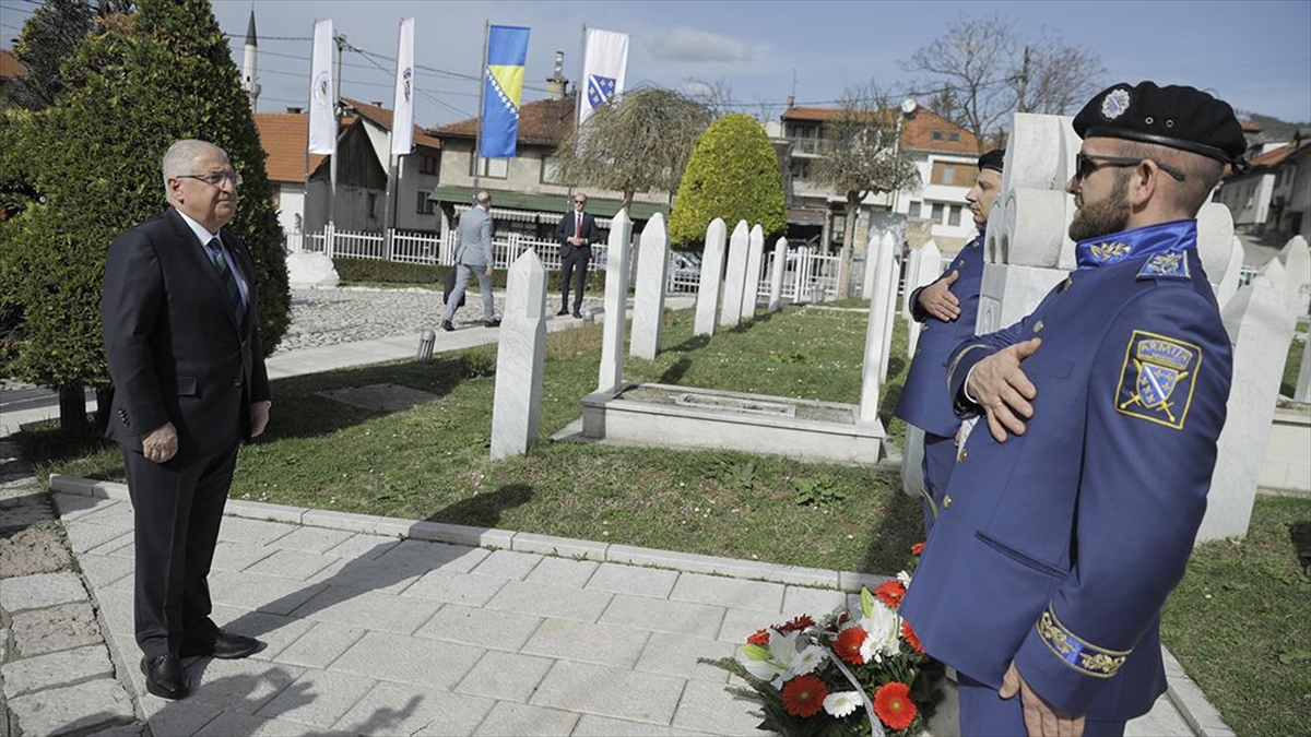 Milli Savunma Bakanı Yaşar Güler, bağımsız Bosna Hersek'in ilk Cumhurbaşkanı