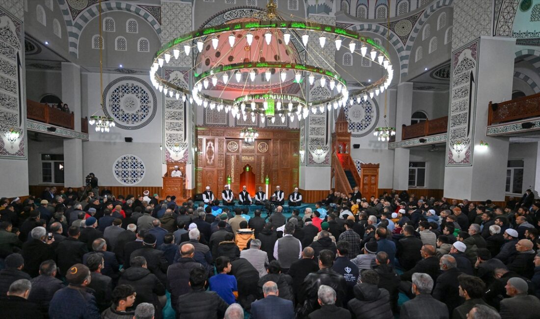 Türkiye'nin birçok camisinde Miraç Kandili dolayısıyla programlar düzenlendi.