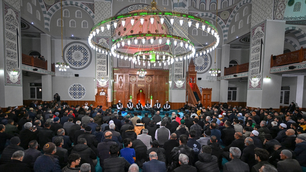 Türkiye'nin birçok camisinde Miraç Kandili dolayısıyla programlar düzenlendi.