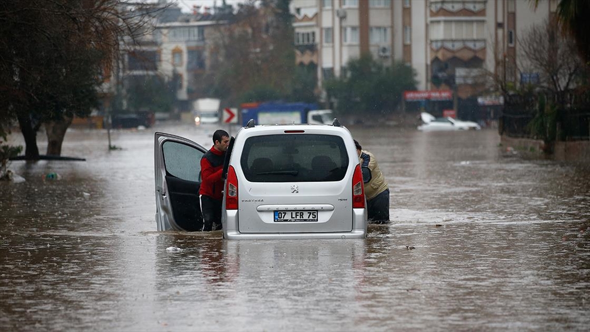 Muğla'nın kıyı kesimleri ile Antalya'nın batı kıyıları için gök gürültülü