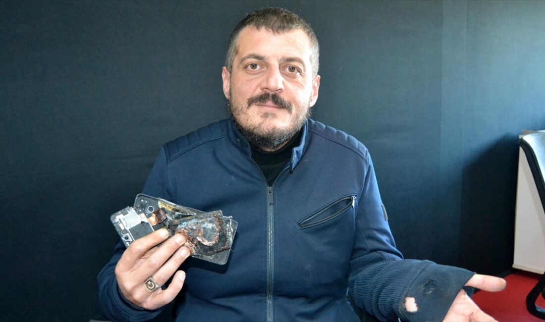 Muğla'nın Fethiye ilçesindeki bir iş yerinde cep telefonu bataryasının patlama