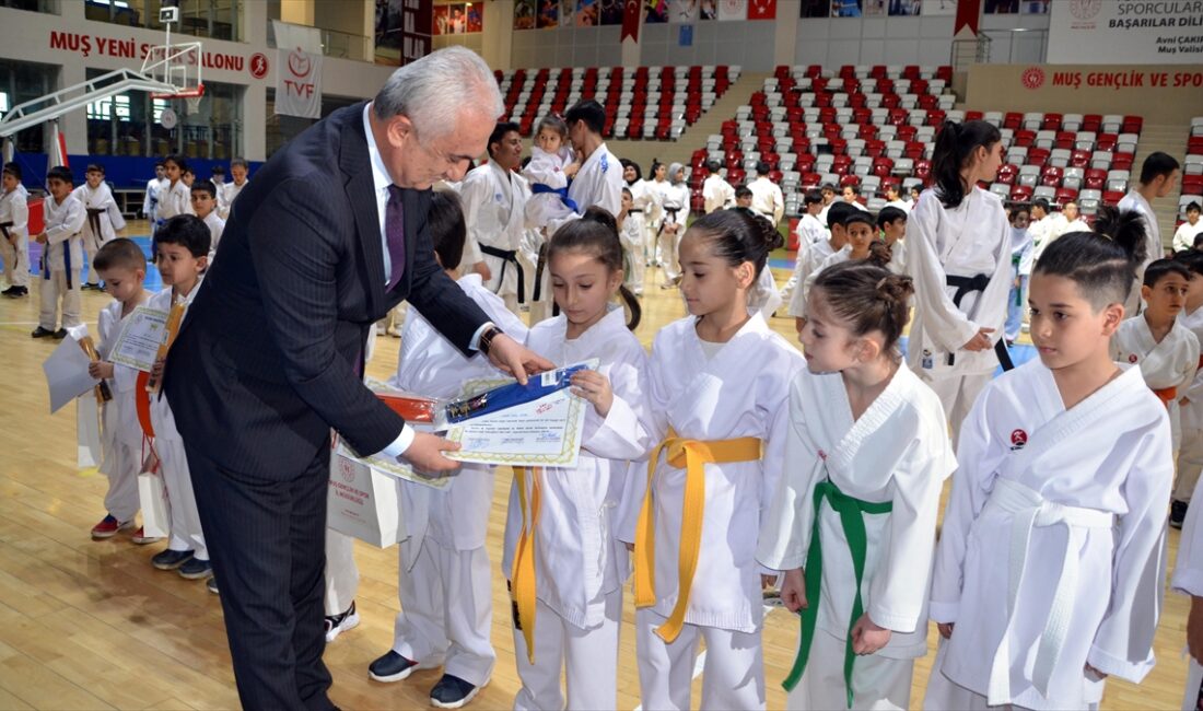 MUŞ (AA) – Muş Spor Salonu’nda düzenlenen “Karate Kuşak Terfi