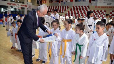 MUŞ (AA) – Muş Spor Salonu’nda d&uuml;zenlenen “Karate Kuşak Terfi
