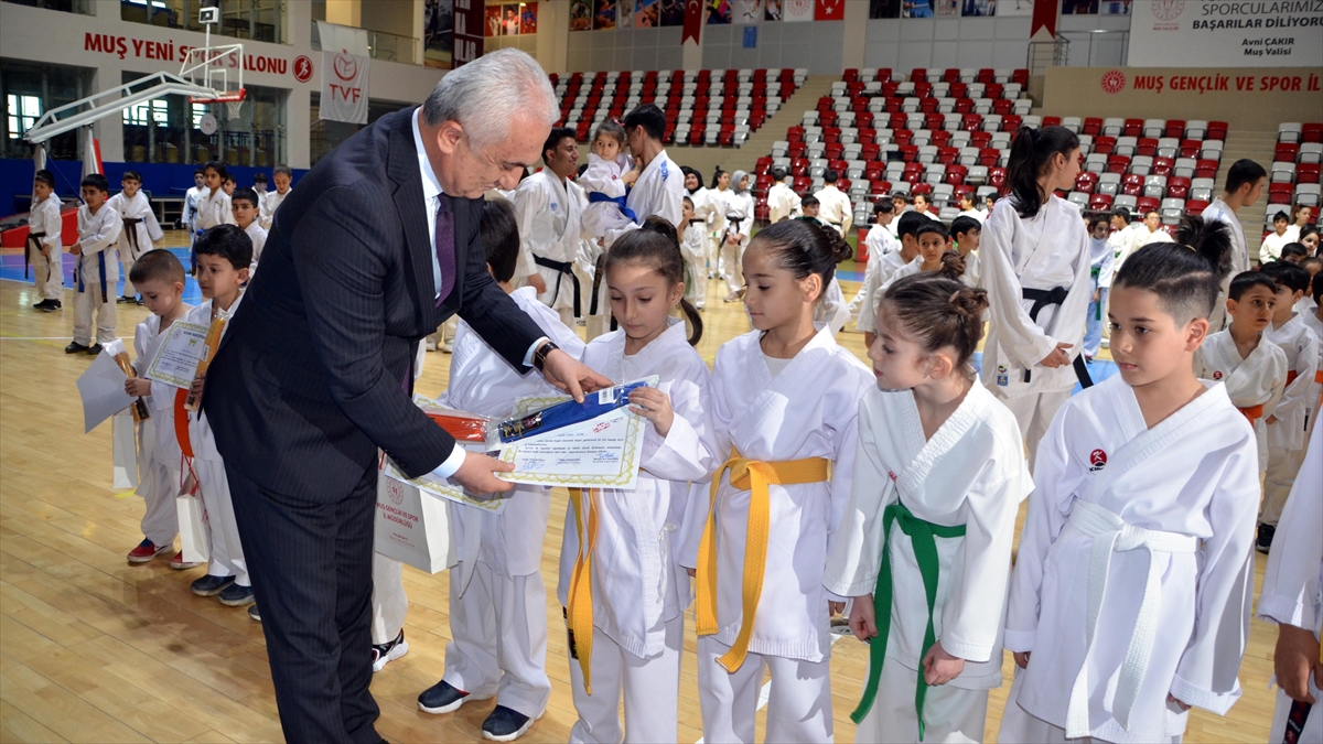 MUŞ (AA) – Muş Spor Salonu’nda düzenlenen “Karate Kuşak Terfi
