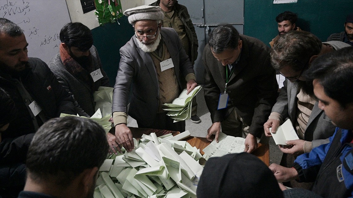 Pakistan'da Ulusal Meclis ve eyalet meclisleri için dün yapılan seçimlere