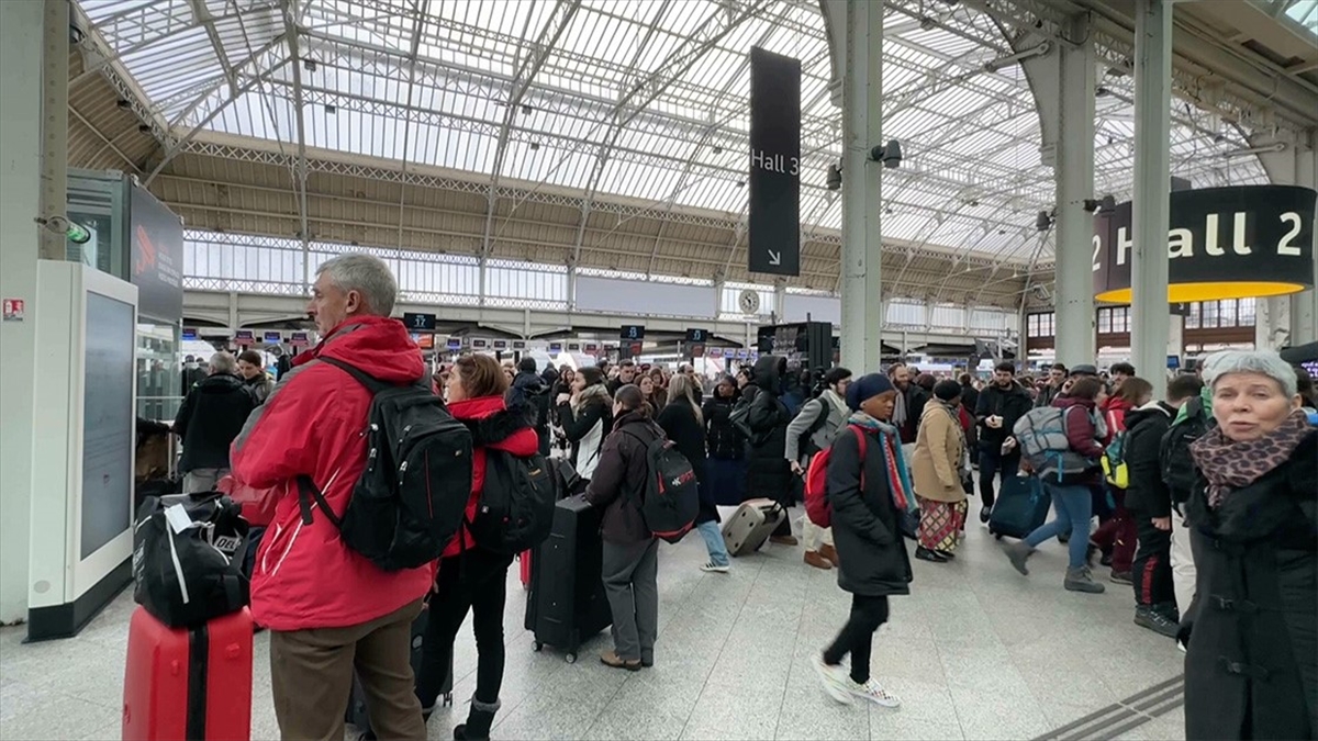 Fransa'nın başkenti Paris'te tren istasyonunda düzenlenen bıçaklı saldırıda 3 kişi