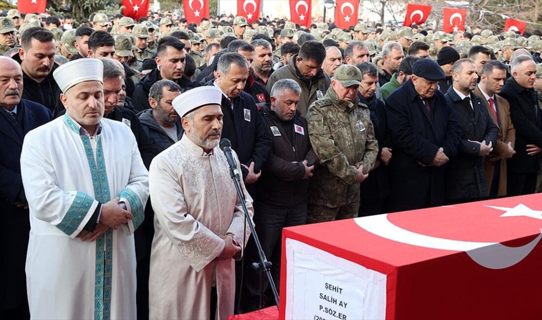 ERZINCAN (AA) – Şehidin T&uuml;rk bayrağına sarılı naaşı, Şırnak’ta 23.