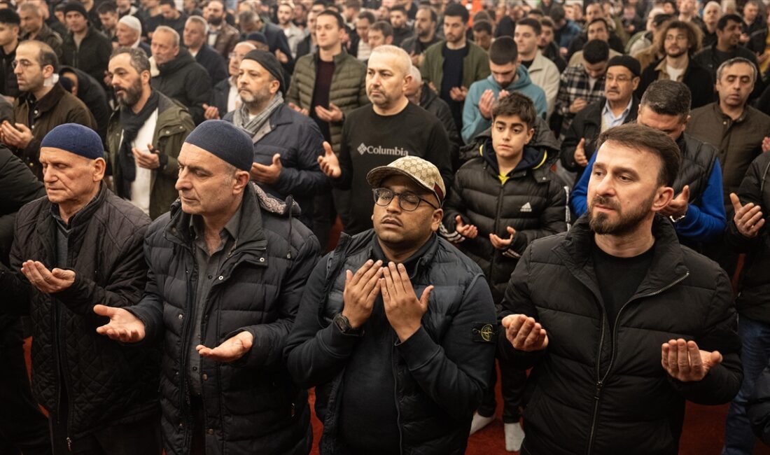 Ramazanın müjdecisi olarak kabul edilen Berat Kandili, camilerde düzenlenen programlarla