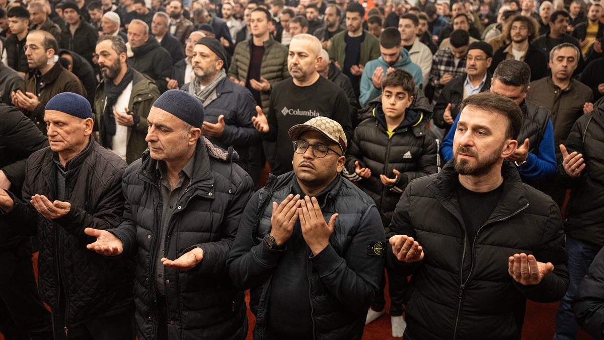 Ramazanın müjdecisi olarak kabul edilen Berat Kandili, camilerde düzenlenen programlarla