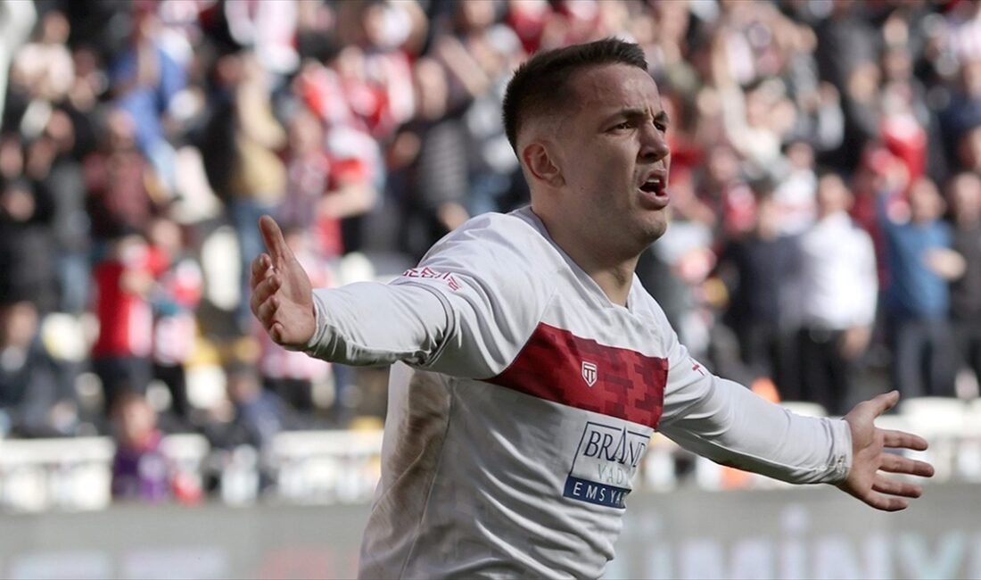 Arnavut futbolcu, bu sezon takımının resmi maçlarda bulduğu 43 golün