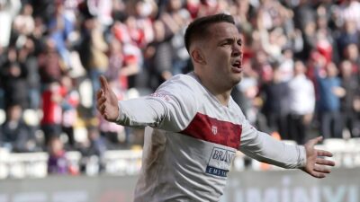 Arnavut futbolcu, bu sezon takımının resmi maçlarda bulduğu 43 golün