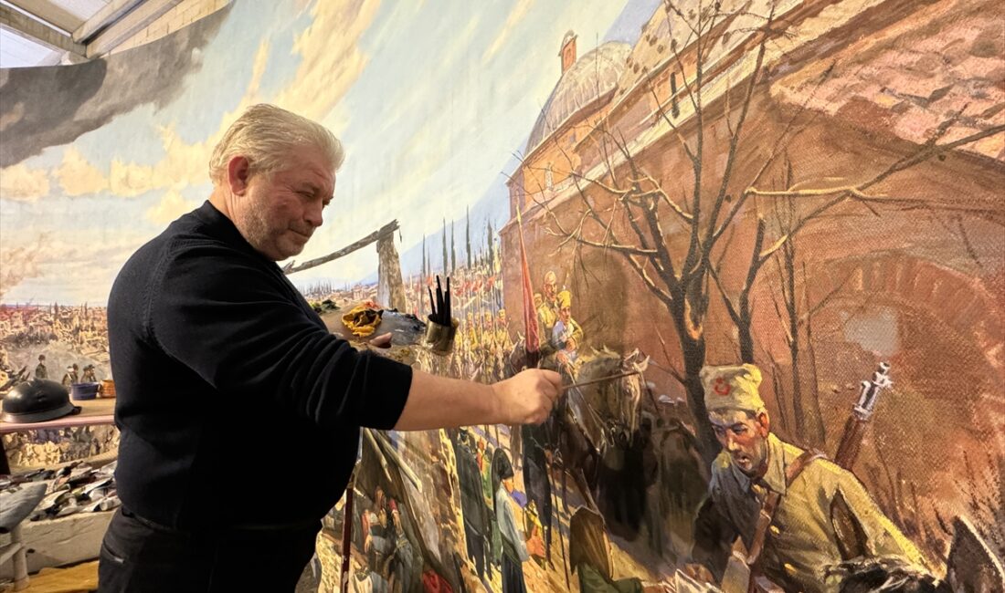 Rus ressam Samsonov, “Büyük Manisa Yangını”nı dev panorama eserine işliyor ANTALYA (AA) – ZEHRA TEKECİ / EMİNE ZEHRA ÜNAL –
