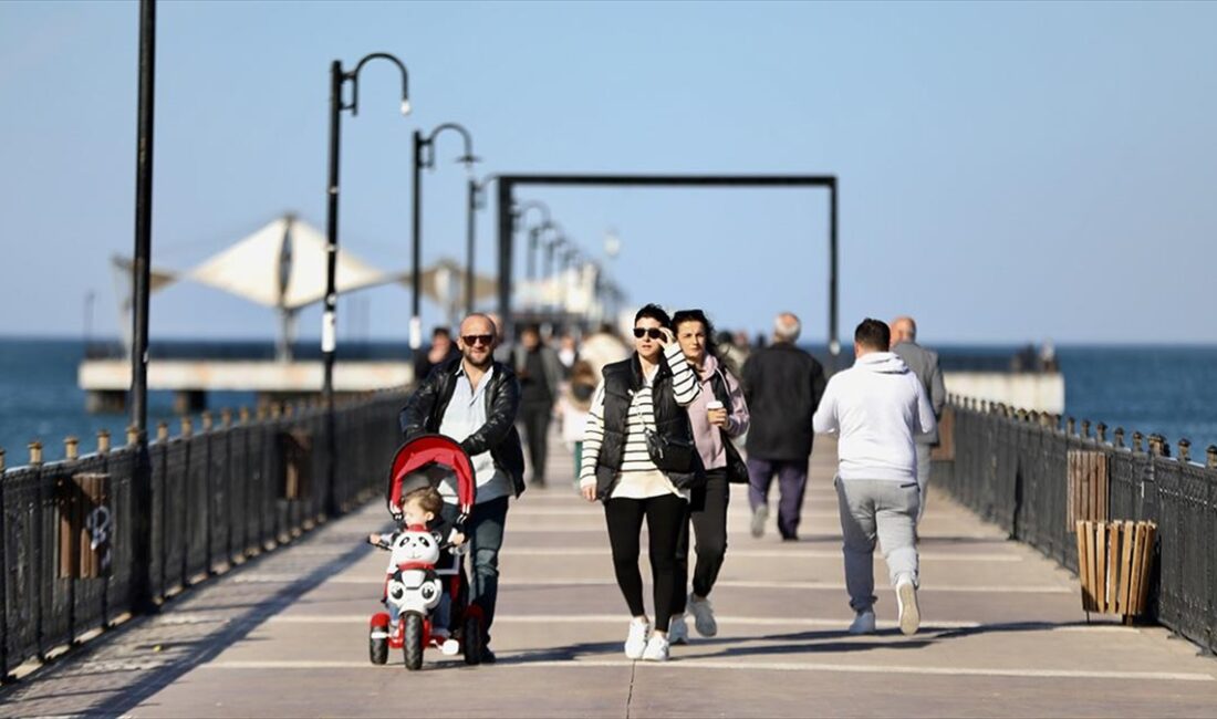 Samsun'da vatandaşlar, şubat ayı olmasına rağmen sıcak havanın keyfini çıkarttı.