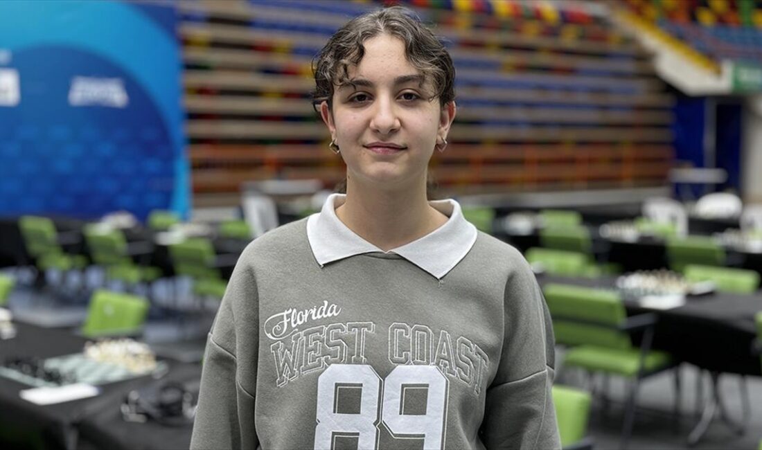 Konya'da antrenör babasının yönlendirmesiyle satranca başlayan Fatma Zehra Oflaz, 14