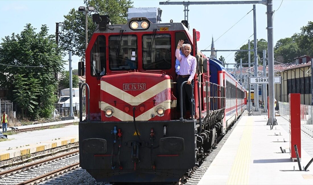 Bakan Uraloğlu, İstanbul'un hafızasında yer eden emektar banliyö tren hattının