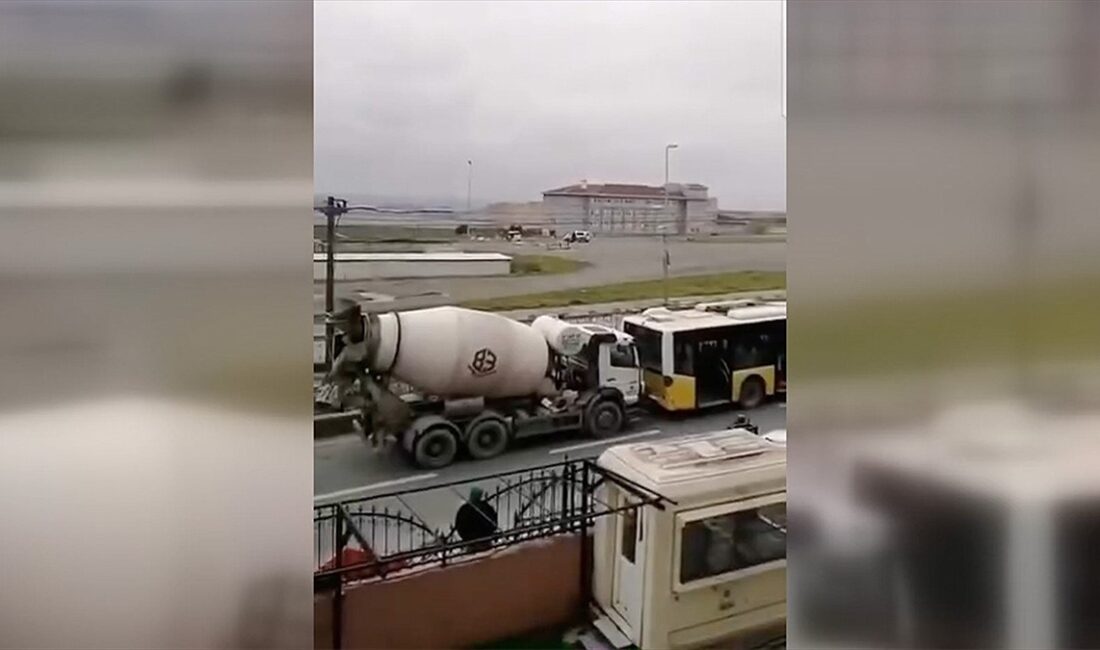 Sultangazi'de durakta yolcu indirmek için yavaşlayan İETT otobüsüne arkadan çarpan